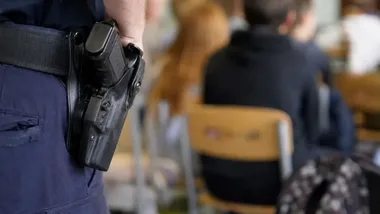 Policjanci szkolili uczniów w Jugowicach. Padła zasada 4U