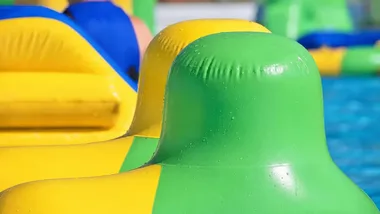 Piątek trzynastego z imprezą w basenie. DJ i animacje w Aqua-Zdroju
