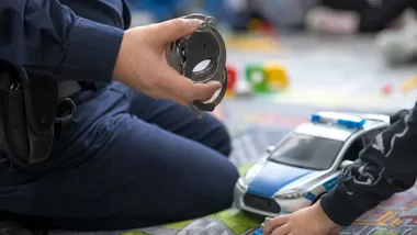 Nie tylko o mundurze. Wałbrzyski policjant rozmawiał z dziećmi o odpowiedzialności