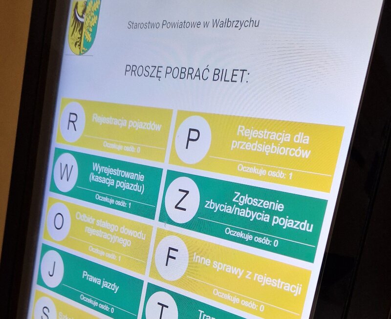 Powiat Wałbrzych: Kolejkomat ponownie w Wydziale Komunikacji i Transportu