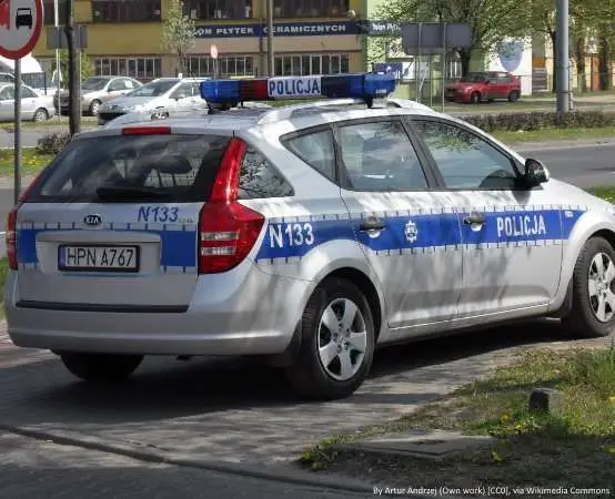 Policjanci z Wałbrzycha uczą pierwszaków z Walimia bezpiecznej drogi i przypominają numery alarmowe