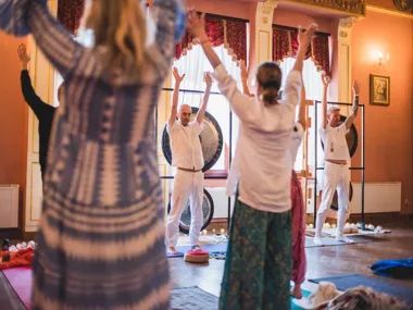 Grafika promocyjna wydarzenia Gong Joga w Wałbrzychu – warsztat ze Sławomirem Sówką i Adrianem Mandrakiem