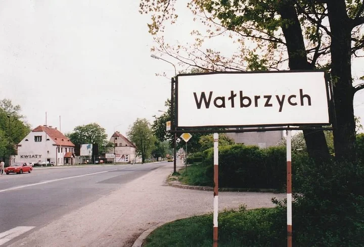 Obrazek przedstawia grafikę promocyjną wydarzenia Wycieczka Ikarusem do Wałbrzycha — trasa historycznych linii WPK i PKS