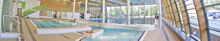 Basen sportowy i trzy zjeżdżalnie – Aqua-Zdrój łączy trening z odpoczynkiem