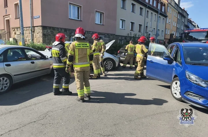 Poważna kolizja w Wałbrzychu. Sprawca nie ustąpił pierwszeństwa, drugi kierowca był nietrzeźwy