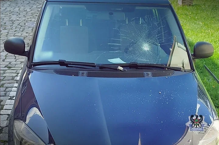 41-latek rzucił kamieniem w auto. Na miejscu czekała już policja