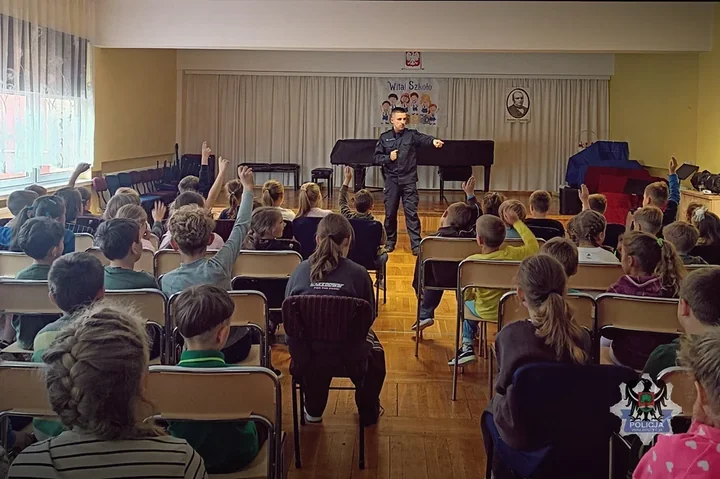 Hejt i mowa nienawiści. Wałbrzyski policjant rozmawiał z uczniami