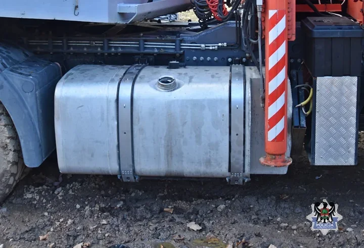 Przyjechał pod komisariat i trafił do celi. Podejrzany o kradzieże paliwa