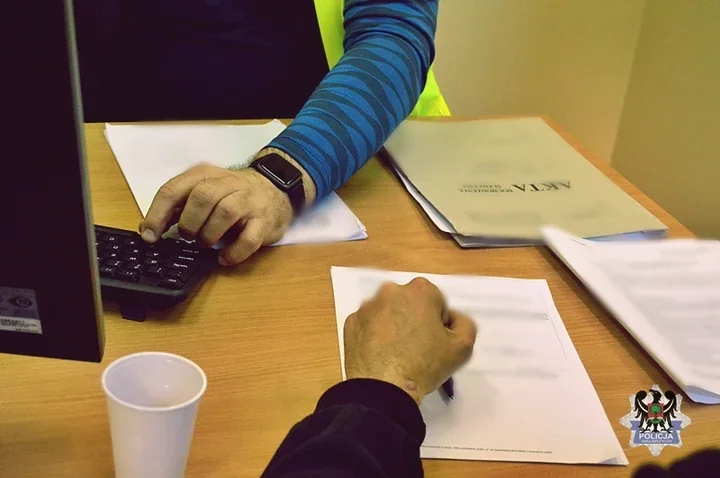 39-latek zatrzymany po groźbach. Policjantom oferował 30 tys. zł