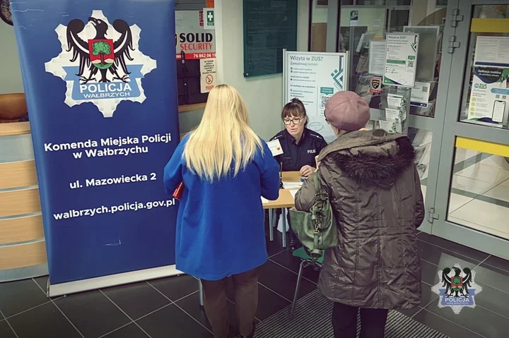 Fałszywy telefon, SMS i presja. Wałbrzyskie policjantki ostrzegały seniorów