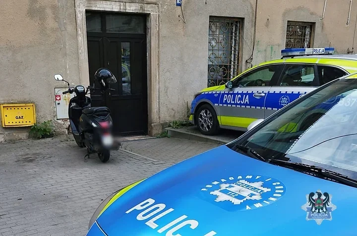 Jechał motorowerem mimo sądowego zakazu - zatrzymano go pod komisariatem