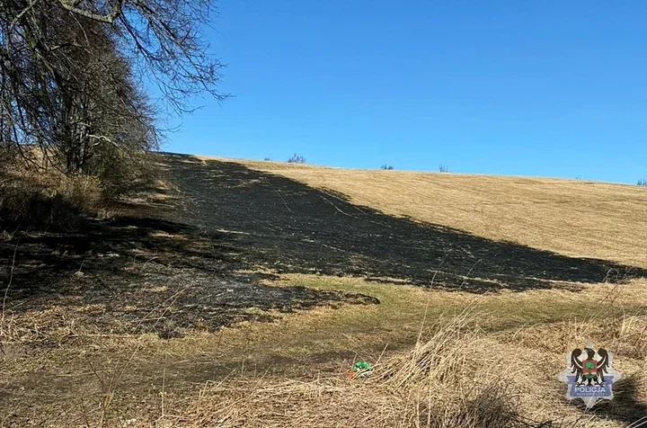 Policyjne małżeństwo uratowało mężczyznę z płonącej łąki - sekund decydowało o tragedii