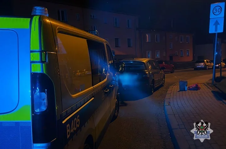 Nocna kontrola w Wałbrzychu odsłoniła tablicę kupioną w internecie