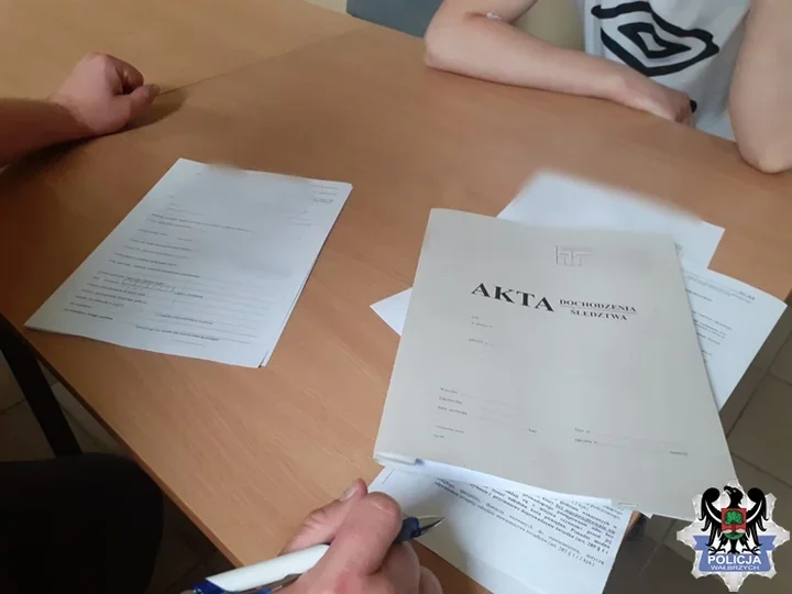Połamał sąsiadce okulary za dwa tysiące - 22-latek szybko usłyszał zarzuty