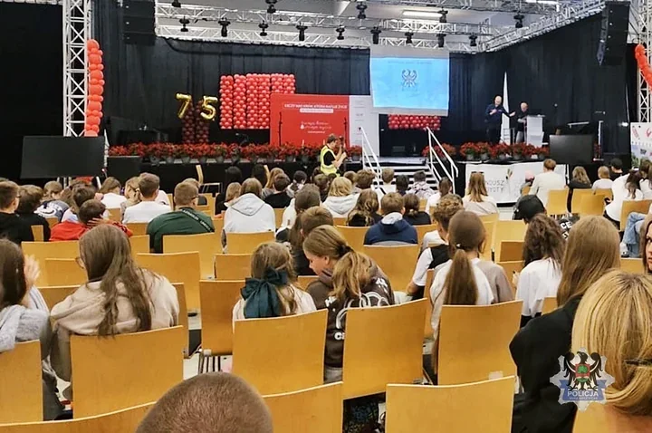 Policjanci w Wałbrzychu postawili na praktykę. Uczyli, jak reagować