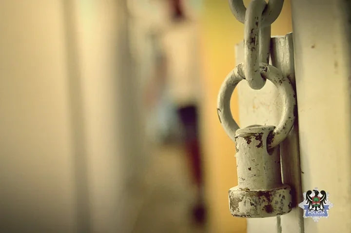 Na przesłuchanie przyszedł sam - po sprawdzeniu danych wyszedł w kajdankach