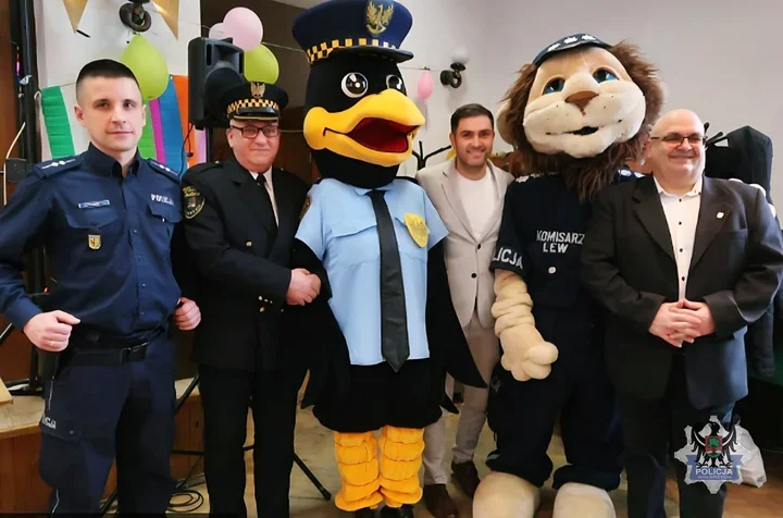 Policja na Dzień Kobiet w Śródmieściu - Komisarz Lew skradł show