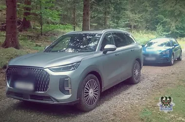 Auto za 214 tys. zł skradzione z parkingu. Policja zatrzymała 21-latka