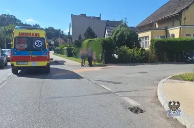 Zderzenie motocykla z autem w Głuszycy. 28-latek trafił do szpitala