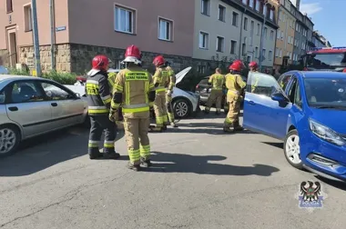 Poważna kolizja w Wałbrzychu. Sprawca nie ustąpił pierwszeństwa, drugi kierowca był nietrzeźwy