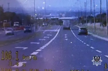 106 km/h w terenie zabudowanym. Kierowca stracił prawo jazdy