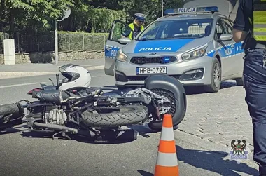 47-latek przewrócił się na motocyklu w Wałbrzychu. Jednoślad spadł na kierowcę