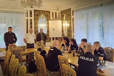 Policjanci z Wałbrzycha szkolili się w lesie. Ćwiczyli wykrywanie kradzieży drewna