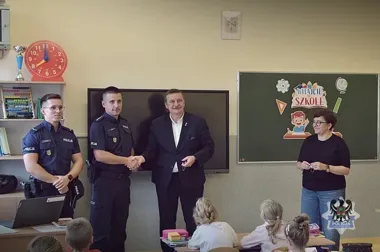 Uczniowie dostali odblaski. Policjanci z Wałbrzycha odwiedzili szkoły