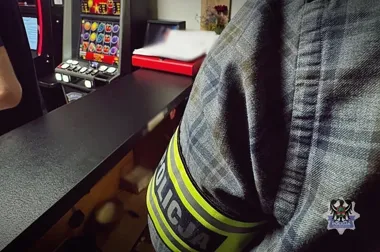 Trzy automaty i blisko 3,5 tys. zł. Akcja policji i celników w Wałbrzychu