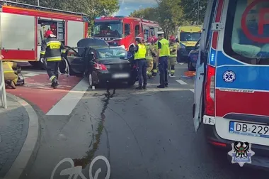 Zderzenie na skrzyżowaniu w Wałbrzychu. Pasażerka trafiła do szpitala