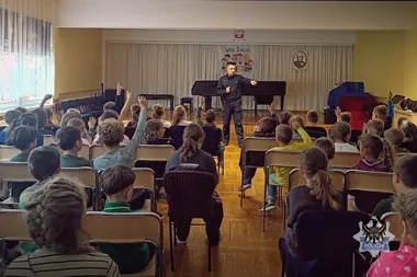 Hejt i mowa nienawiści. Wałbrzyski policjant rozmawiał z uczniami
