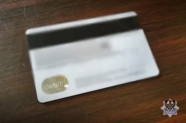 Stracił kartę, a potem ktoś trzy razy płacił na stacjach. Są zatrzymani