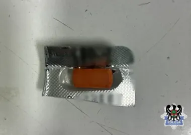 Nocna kontrola w Szczawnie-Zdroju. 50-latek zatrzymany z tabletką MDMA