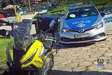 Dwa wypadki motocyklistów koło Wałbrzycha. 24-latka uderzyła w budynek
