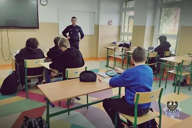 Wałbrzych. Policjant ostrzegał uczniów przed skutkami przemocy w sieci