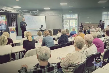 Seniorzy w Boguszowie-Gorcach poznali metody oszustów