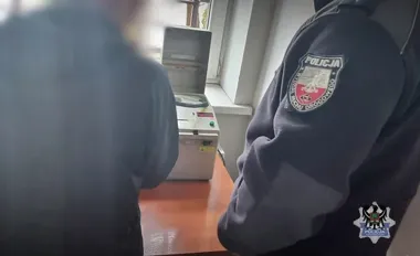 W samo południe wsiadł za kierownicę bez prawa jazdy. Miał promile