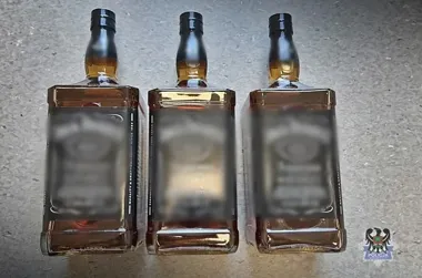 Po zabraniu whisky groził ochroniarzom. 30-latek trafił do policyjnej celi