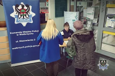Fałszywy telefon, SMS i presja. Wałbrzyskie policjantki ostrzegały seniorów