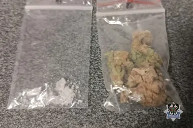 Narkotyki na parkingu i w mieszkaniach - pięć osób zatrzymanych w dwa dni