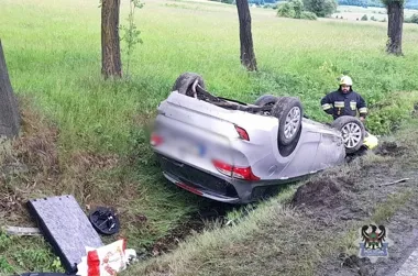 Deszcz, łuk drogi i dachowanie przy wjeździe do Głuszycy Górnej