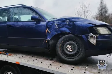 Na mokrym łuku drogi straciła panowanie - 42-latka i pasażer trafili do szpitala