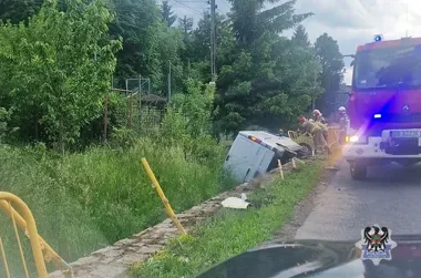 Chwila zmęczenia i auto w potoku - w Dziećmorowicach było groźnie