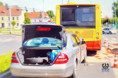 68-latek z 1,88 promila uderzył w autobus i uciekł pieszo