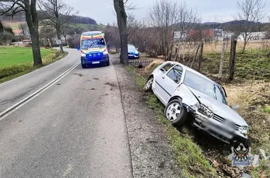Na Noworudzkiej jedno auto wpadło do rowu po zbyt szybkiej jeździe
