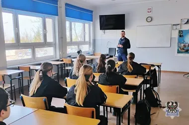 Od szkolnej ławki do patrolu - policjanci pokazali kontrolę drogową