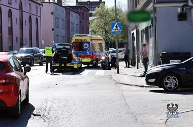 Jeden manewr przed pasami - motocyklista przewrócił się na jezdnię