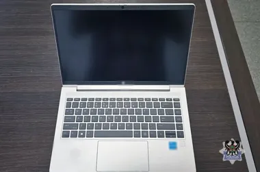 Laptop szkolny w plecaku złodzieja. Zatrzymanie tuż po wyjściu z pociągu