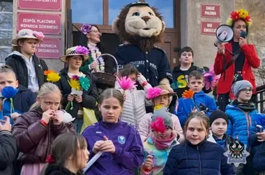 Policjanci i Komisarz Lew podbili marsz do wiosny w Wałbrzychu