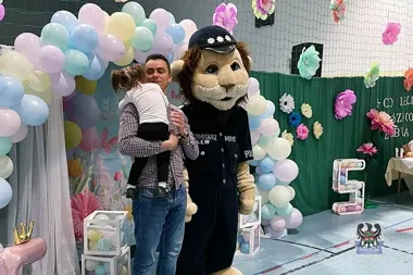 Policyjna maskotka skradła show na jubileuszu żłobka w Boguszowie-Gorcach